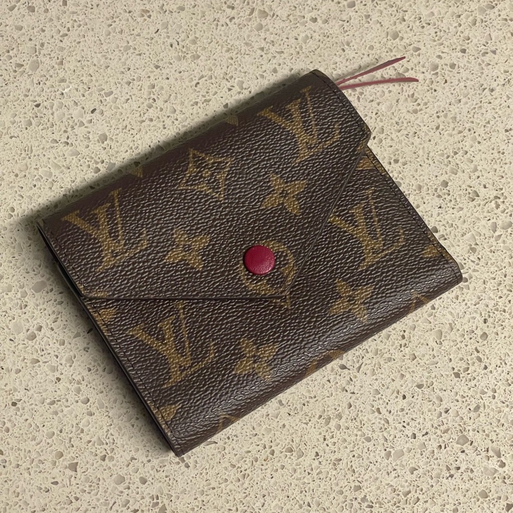 LOUIS VUITTON Victorine Wallet in Fuschia Monogram - 💯 AUTHENTIC - M41938